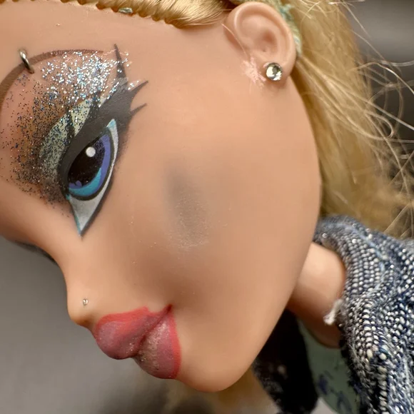 Bratz First Edition Cloe Doll ‘Altered’ 10" Blonde Hair W Outfit & Shoes 2001 - Picture 4 of 15